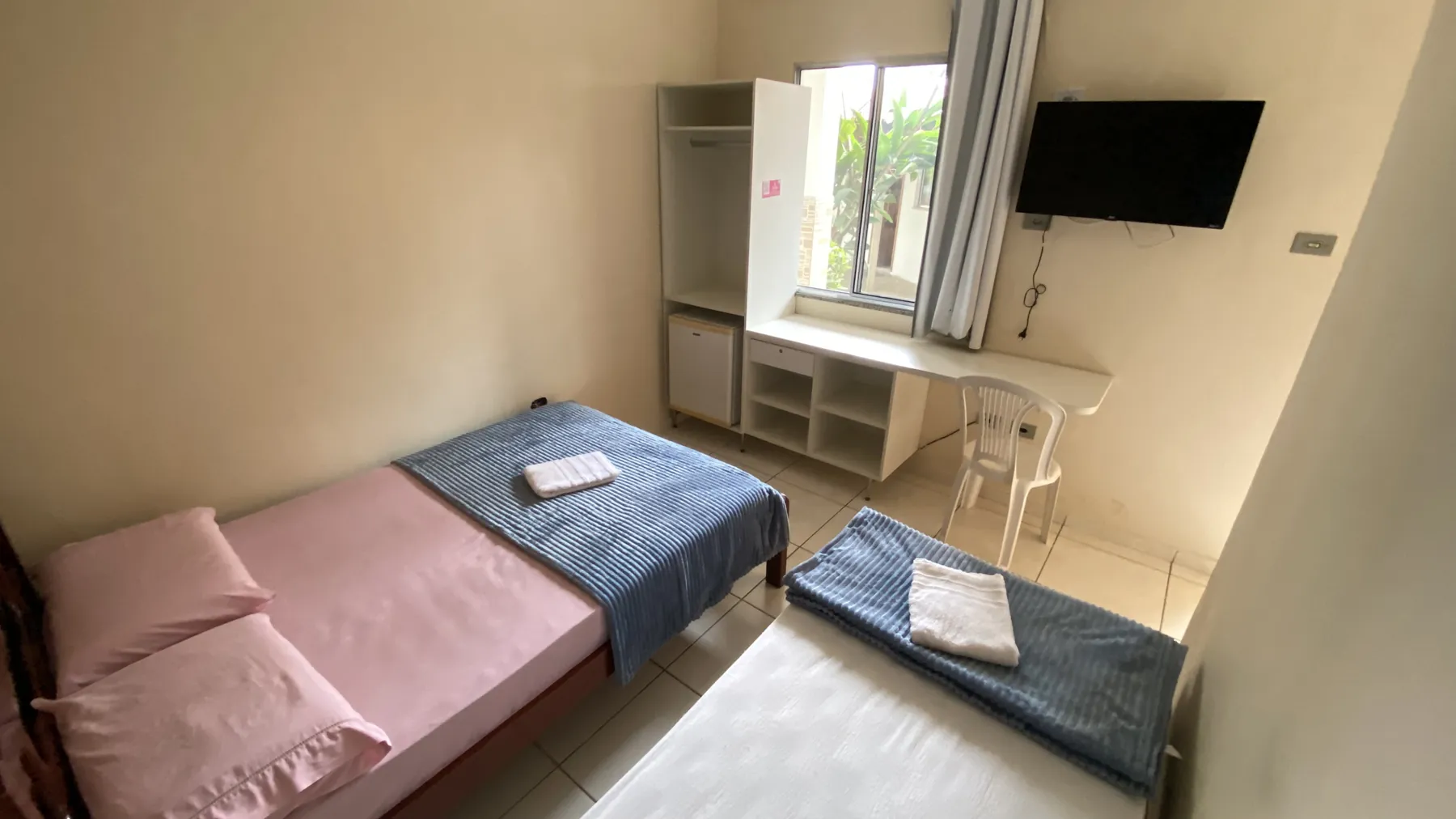 Quarto com camas extras e frigobar, bom pra família