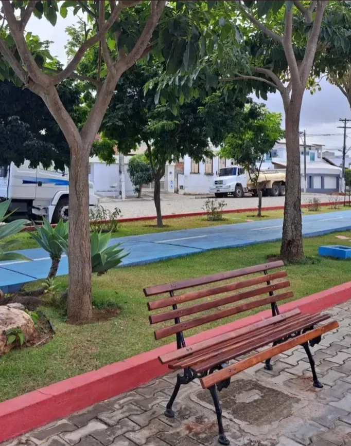 Praça com bancos à sombra das árvores em Poções